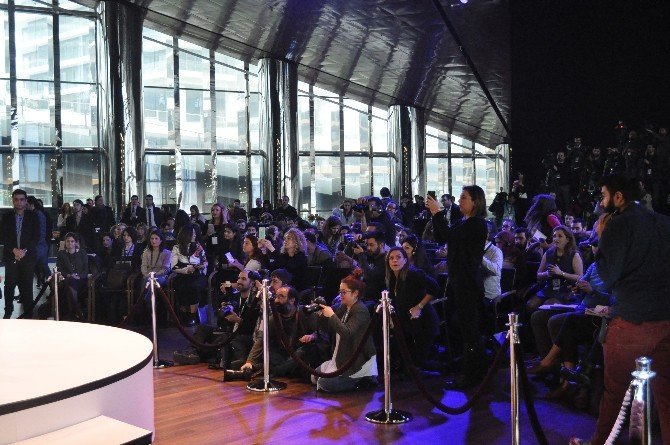 HOLLYWOOD YILDIZI HUGH JACKMAN, İSTANBUL’DA SERGİLEYECEĞİ MÜZİKAL GÖSTERİ ÖNCESİ BASININ KARŞISINA GEÇTİ.