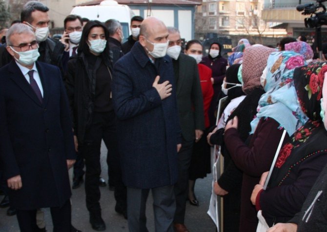 İçişleri Bakanı Soylu, 493 gündür HDP önünde evlat nöbetinde olan ailelerle bir araya geldi