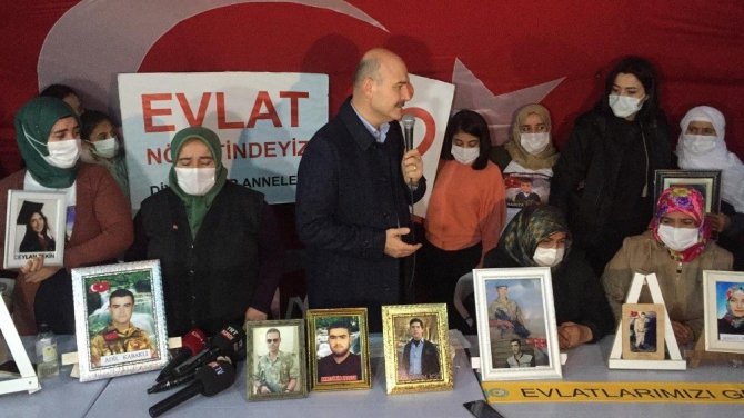 İçişleri Bakanı Soylu, 493 gündür HDP önünde evlat nöbetinde olan ailelerle bir araya geldi