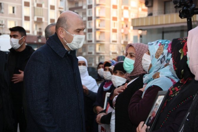 İçişleri Bakanı Soylu, 493 gündür HDP önünde evlat nöbetinde olan ailelerle bir araya geldi