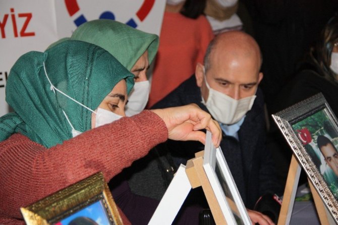 İçişleri Bakanı Soylu, 493 gündür HDP önünde evlat nöbetinde olan ailelerle bir araya geldi