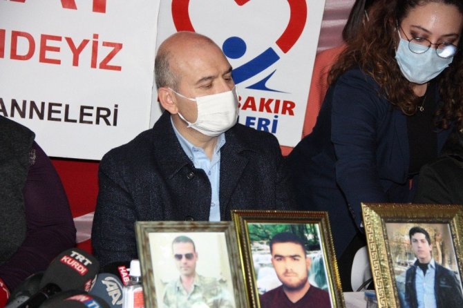İçişleri Bakanı Soylu, 493 gündür HDP önünde evlat nöbetinde olan ailelerle bir araya geldi