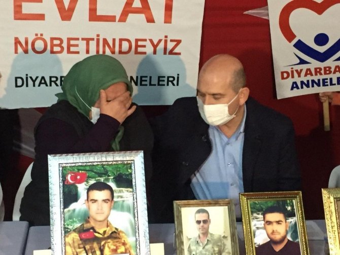 İçişleri Bakanı Soylu, 493 gündür HDP önünde evlat nöbetinde olan ailelerle bir araya geldi