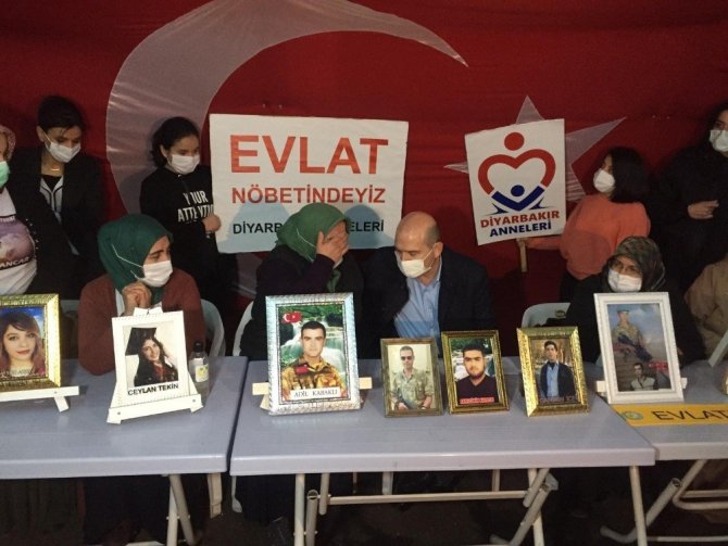 İçişleri Bakanı Soylu, 493 gündür HDP önünde evlat nöbetinde olan ailelerle bir araya geldi