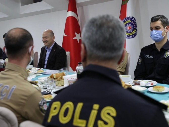 İçişleri Bakanı Soylu, Ankara’da emniyet mensuplarıyla ilk sahurunu yaptı