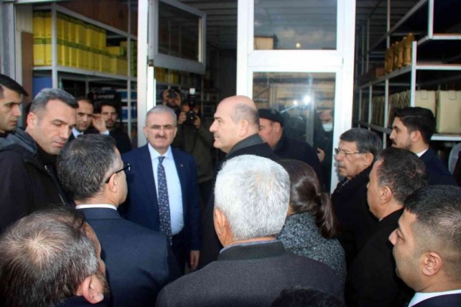 İçişleri Bakanı Soylu, Diyarbakır’da patlama alanında incelemelerde bulundu