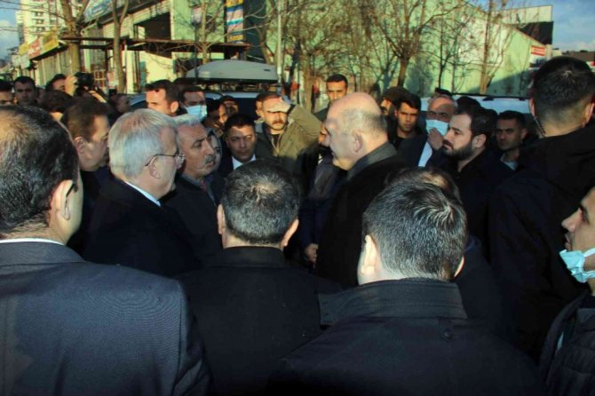 İçişleri Bakanı Soylu, Diyarbakır’da patlama alanında incelemelerde bulundu