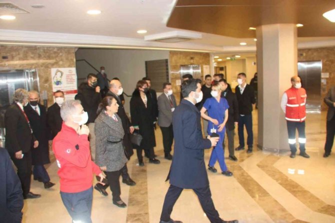 İçişleri Bakanı Soylu, Diyarbakır’da patlamada yaralanan vatandaşı hastanede ziyaret etti