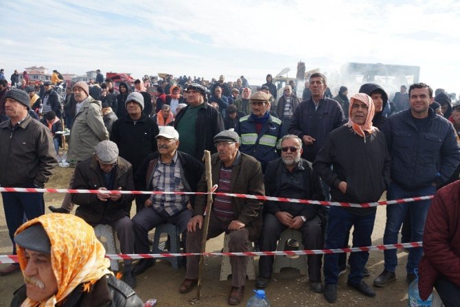 İncirliova’da 200 pehlivan deve kıyasıya güreşti