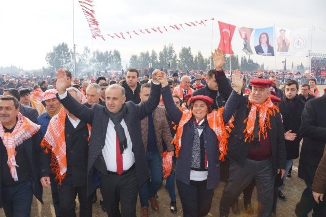 İncirliova’da 200 pehlivan deve kıyasıya güreşti