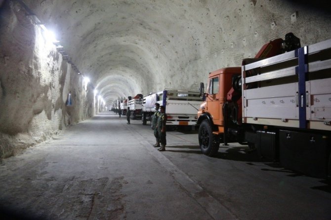 İran, Basra Körfezi’nde yeni yeraltı füze üssü açtı