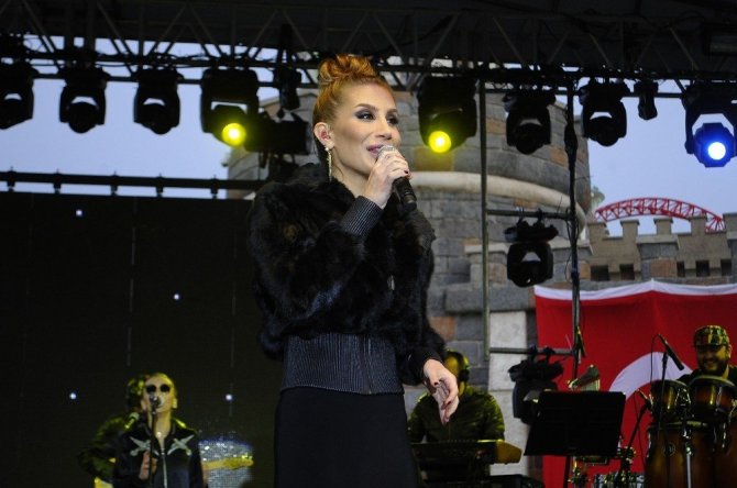 İrem Derici yeni single’ının ilk konserini İstanbul’da verdi