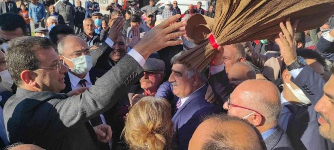 İstanbul Büyükşehir Belediye Başkanı İmamoğlu Erzurum’da tarihi yerleri gezdi