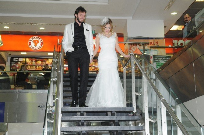 İSTANBUL’DA GEÇTİĞİMİZ YIL 14 ŞUBAT’TA TANIŞAN BURCU VE BEDİRHAN, BU YIL 14 ŞUBAT’TA EVLİLİK İÇİN İMZA ATTI. KIBRIS’A BALAYINA GİDECEK OLAN ÇİFT, UÇAĞA YETİŞEBİLMEK İÇİN NİKAH DAİRESİNDEN DAMATLIK VE GELİNLİKLE HAVALİMANINA GEÇTİ.