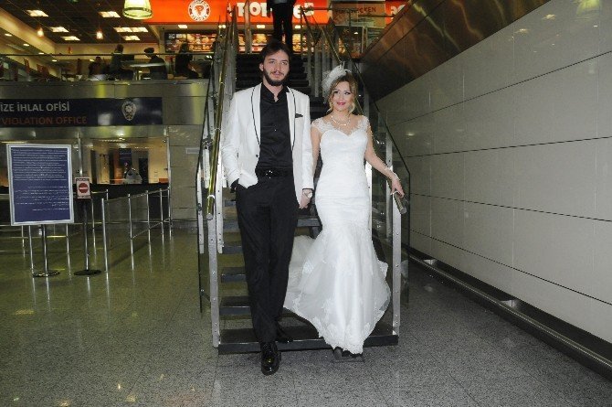 İSTANBUL’DA GEÇTİĞİMİZ YIL 14 ŞUBAT’TA TANIŞAN BURCU VE BEDİRHAN, BU YIL 14 ŞUBAT’TA EVLİLİK İÇİN İMZA ATTI. KIBRIS’A BALAYINA GİDECEK OLAN ÇİFT, UÇAĞA YETİŞEBİLMEK İÇİN NİKAH DAİRESİNDEN DAMATLIK VE GELİNLİKLE HAVALİMANINA GEÇTİ.