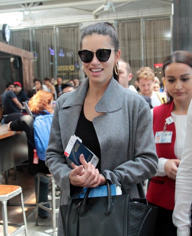 İstanbul’da uçağını kaçıran Adriana Lima bir gün gecikmeyle Miami’ye gitti