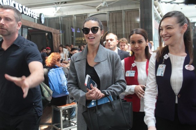 İstanbul’da uçağını kaçıran Adriana Lima bir gün gecikmeyle Miami’ye gitti