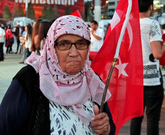 İstanbullular Demokrasi Nöbetine Devam Ediyor