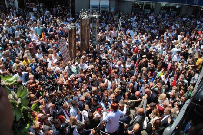 İYİ Parti Genel Başkanı Akşener, Antalya’da esnaf ziyaret etti