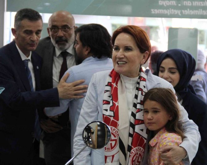İYİ Parti Genel Başkanı Akşener, Antalya’da esnaf ziyaret etti