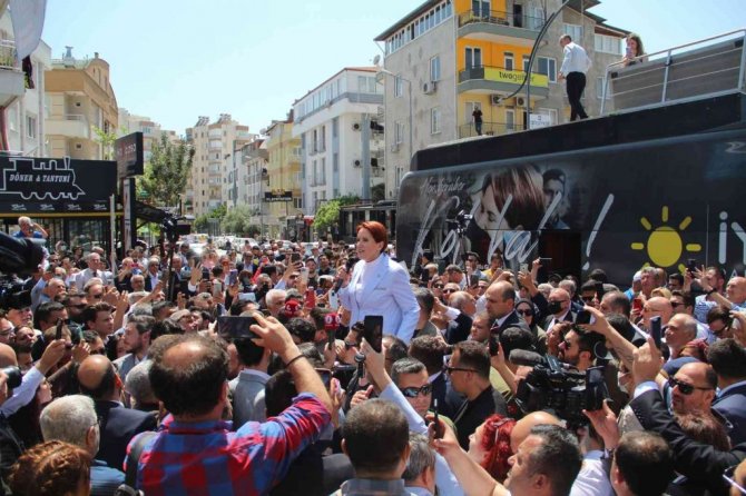 İYİ Parti Genel Başkanı Akşener, Antalya’da esnaf ziyaret etti