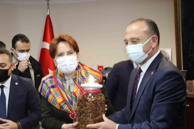 İYİ Parti Genel Başkanı Akşener Manisa’da esnaf ziyareti yaptı