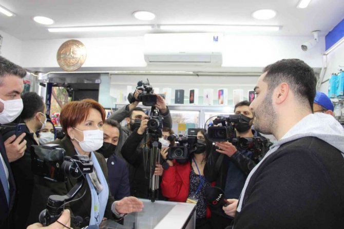İYİ Parti Genel Başkanı Akşener Manisa’da esnaf ziyareti yaptı