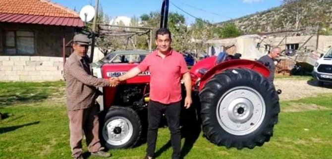 İYİ Parti’nin yırtık ayakkabılı çiftçi paylaşımı tartışmaya yol açtı