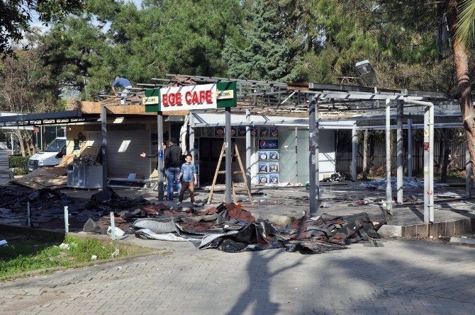 İZMİR'DEKİ EGE ÜNİVERSİTESİ KAMPÜSÜ'NDE ÖĞRENCİ FIRAT ÇAKIROĞLU'NUN ÖLDÜRÜLDÜĞÜ KAFE YIKILIRKEN, ÖĞRENCİLER TARAFINDAN EYLEM ALANI OLARAK KULLANILAN ALAN DEMİR SAÇLARLA ÇEVRİLDİ.
