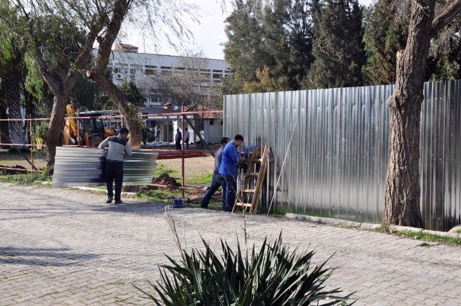 İZMİR'DEKİ EGE ÜNİVERSİTESİ KAMPÜSÜ'NDE ÖĞRENCİ FIRAT ÇAKIROĞLU'NUN ÖLDÜRÜLDÜĞÜ KAFE YIKILIRKEN, ÖĞRENCİLER TARAFINDAN EYLEM ALANI OLARAK KULLANILAN ALAN DEMİR SAÇLARLA ÇEVRİLDİ.