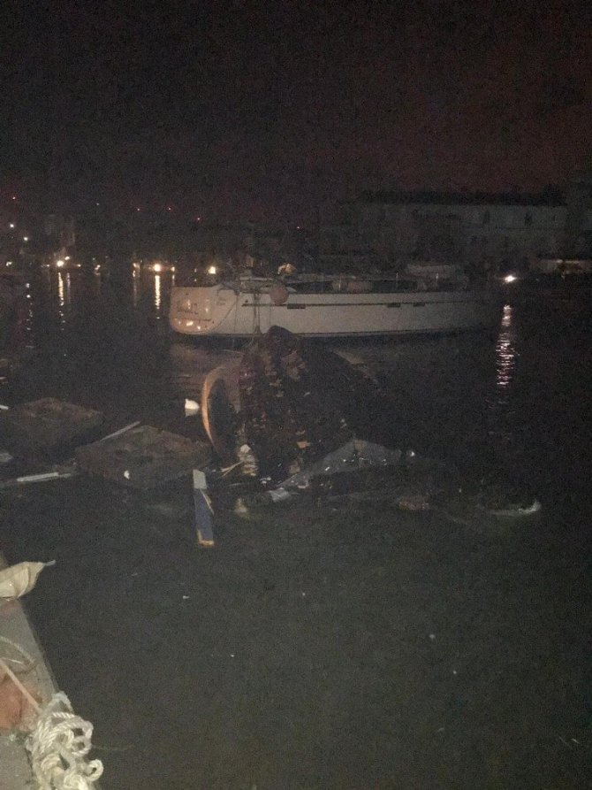 İzmir’in Çeşme ilçesi Alaçatı bölgesinde hortum çıktığı, 5 kişinin yaralandığı belirtiliyor. Öte yandan bölgede araçların zarar gördüğü, aydınlatma direklerinin ve bir inşaat vincinin devrildiği öğrenildi. Bölgede teknelerde