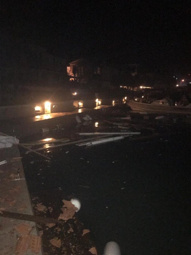 İzmir’in Çeşme ilçesi Alaçatı bölgesinde hortum çıktığı, 5 kişinin yaralandığı belirtiliyor. Öte yandan bölgede araçların zarar gördüğü, aydınlatma direklerinin ve bir inşaat vincinin devrildiği öğrenildi. Bölgede teknelerde