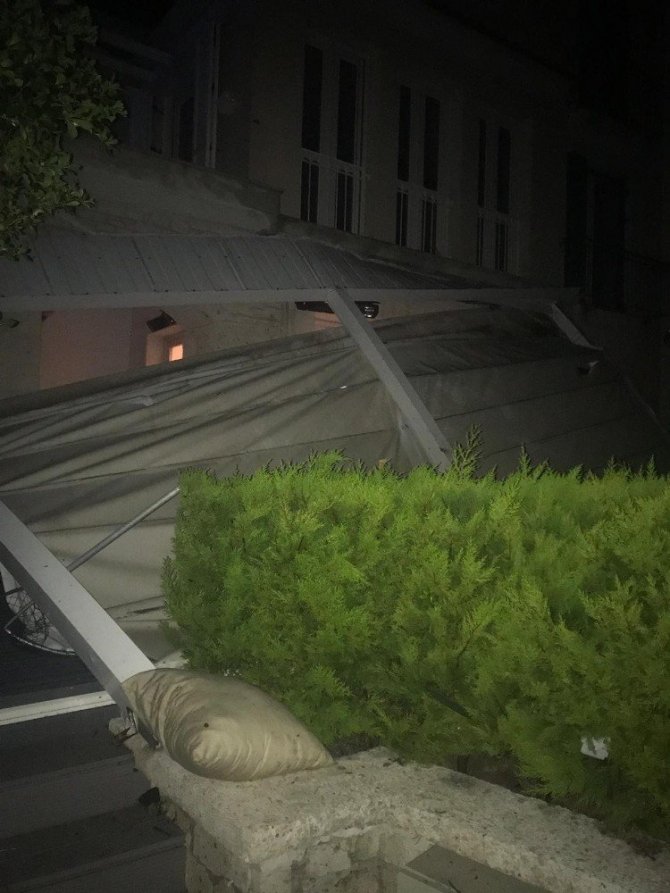 İzmir’in Çeşme ilçesi Alaçatı bölgesinde hortum çıktığı, 5 kişinin yaralandığı belirtiliyor. Öte yandan bölgede araçların zarar gördüğü, aydınlatma direklerinin ve bir inşaat vincinin devrildiği öğrenildi. Bölgede teknelerde