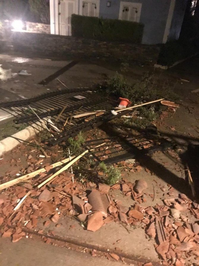 İzmir’in Çeşme ilçesi Alaçatı bölgesinde hortum çıktığı, 5 kişinin yaralandığı belirtiliyor. Öte yandan bölgede araçların zarar gördüğü, aydınlatma direklerinin ve bir inşaat vincinin devrildiği öğrenildi. Bölgede teknelerde