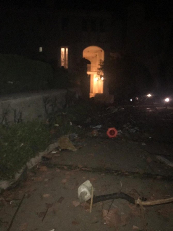 İzmir’in Çeşme ilçesi Alaçatı bölgesinde hortum çıktığı, 5 kişinin yaralandığı belirtiliyor. Öte yandan bölgede araçların zarar gördüğü, aydınlatma direklerinin ve bir inşaat vincinin devrildiği öğrenildi. Bölgede teknelerde