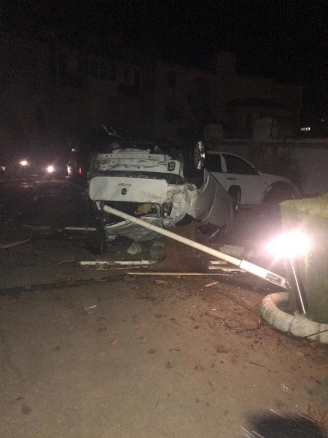 İzmir’in Çeşme ilçesi Alaçatı bölgesinde hortum çıktığı, 5 kişinin yaralandığı belirtiliyor. Öte yandan bölgede araçların zarar gördüğü, aydınlatma direklerinin ve bir inşaat vincinin devrildiği öğrenildi. Bölgede teknelerde