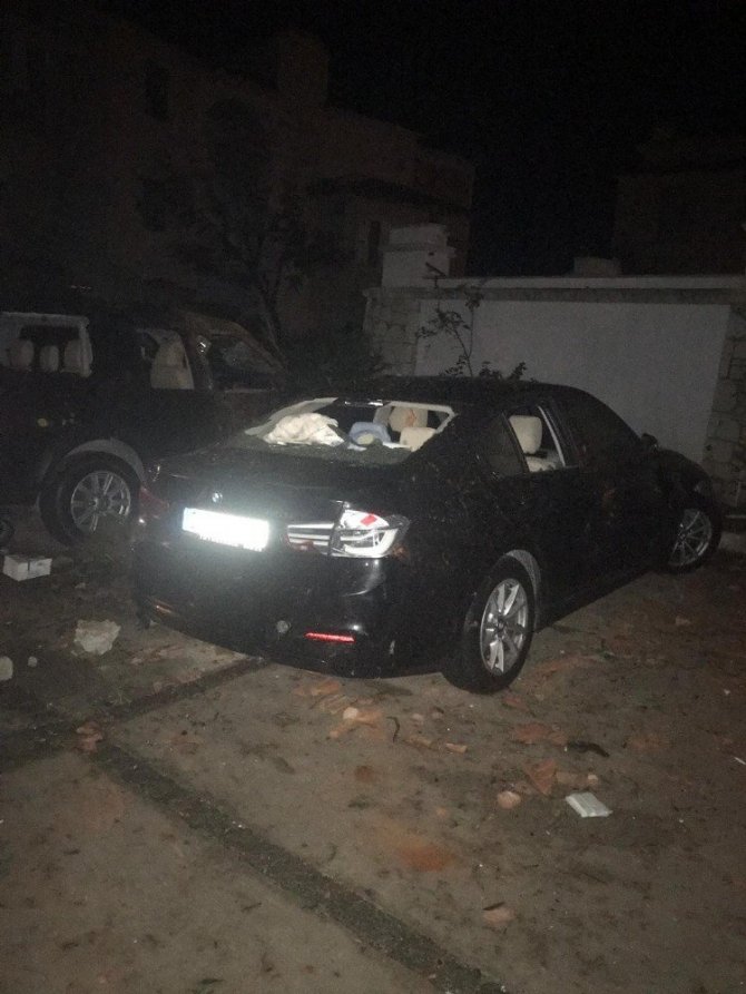 İzmir’in Çeşme ilçesi Alaçatı bölgesinde hortum çıktığı, 5 kişinin yaralandığı belirtiliyor. Öte yandan bölgede araçların zarar gördüğü, aydınlatma direklerinin ve bir inşaat vincinin devrildiği öğrenildi. Bölgede teknelerde