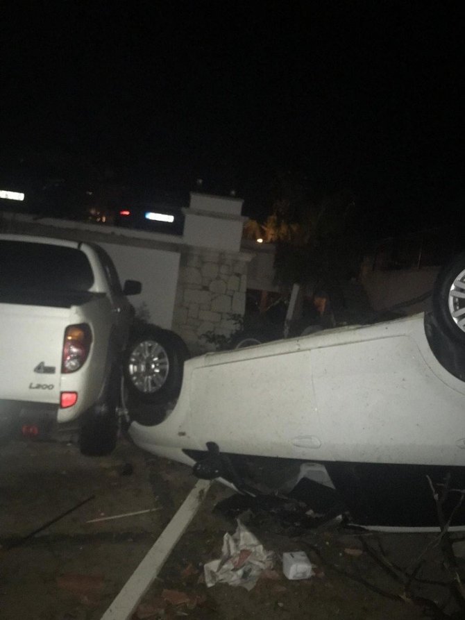 İzmir’in Çeşme ilçesi Alaçatı bölgesinde hortum çıktığı, 5 kişinin yaralandığı belirtiliyor. Öte yandan bölgede araçların zarar gördüğü, aydınlatma direklerinin ve bir inşaat vincinin devrildiği öğrenildi. Bölgede teknelerde