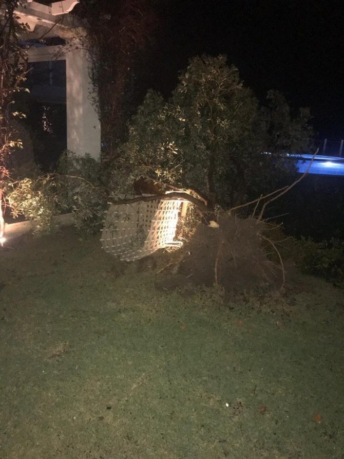 İzmir’in Çeşme ilçesi Alaçatı bölgesinde hortum çıktığı, 5 kişinin yaralandığı belirtiliyor. Öte yandan bölgede araçların zarar gördüğü, aydınlatma direklerinin ve bir inşaat vincinin devrildiği öğrenildi. Bölgede teknelerde