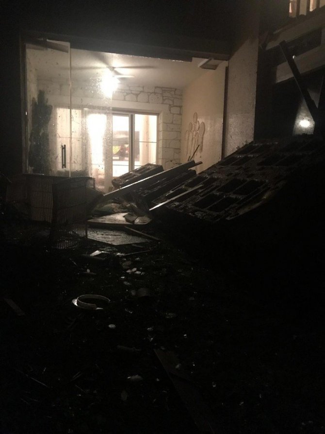 İzmir’in Çeşme ilçesi Alaçatı bölgesinde hortum çıktığı, 5 kişinin yaralandığı belirtiliyor. Öte yandan bölgede araçların zarar gördüğü, aydınlatma direklerinin ve bir inşaat vincinin devrildiği öğrenildi. Bölgede teknelerde