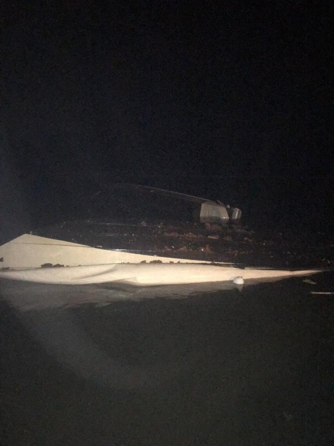 İzmir’in Çeşme ilçesi Alaçatı bölgesinde hortum çıktığı, 5 kişinin yaralandığı belirtiliyor. Öte yandan bölgede araçların zarar gördüğü, aydınlatma direklerinin ve bir inşaat vincinin devrildiği öğrenildi. Bölgede teknelerde