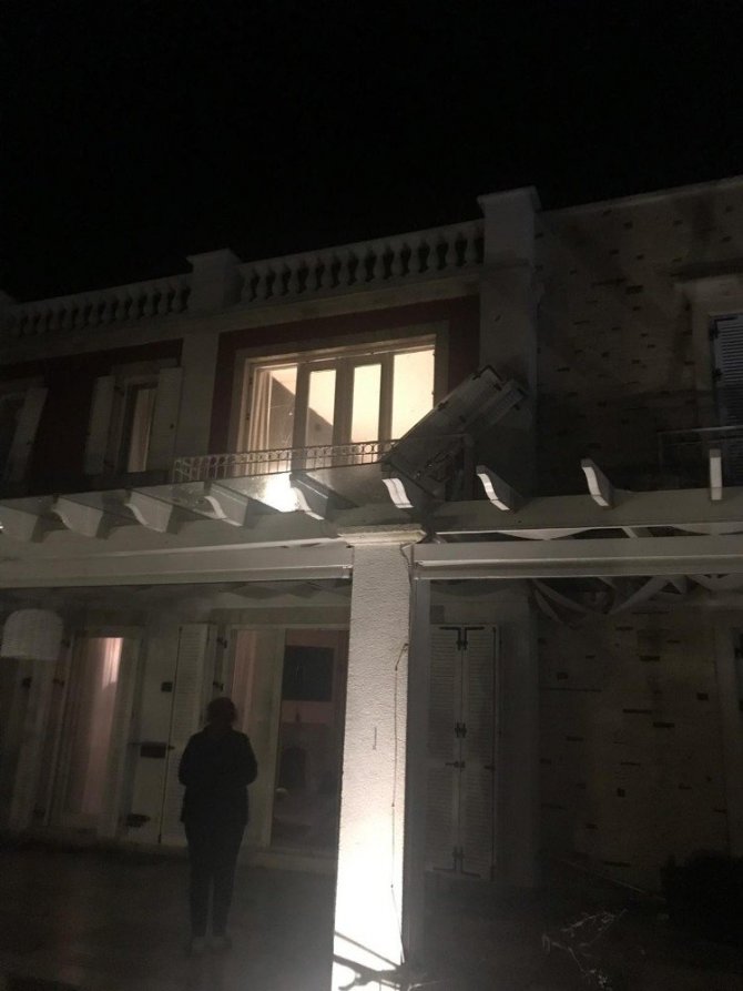 İzmir’in Çeşme ilçesi Alaçatı bölgesinde hortum çıktığı, 5 kişinin yaralandığı belirtiliyor. Öte yandan bölgede araçların zarar gördüğü, aydınlatma direklerinin ve bir inşaat vincinin devrildiği öğrenildi. Bölgede teknelerde