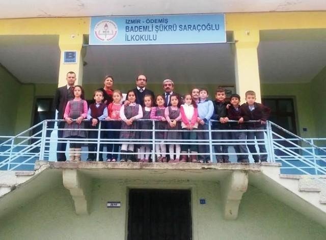 İZMİR'İN ÖDEMİŞ İLÇESİNDE, BİR BANKANIN GİRİŞİMLERİYLE BADEMLİ ŞÜKRÜ SARAÇOĞLU İLKOKULU'NDA SATRANÇ SINIFI AÇILDI.