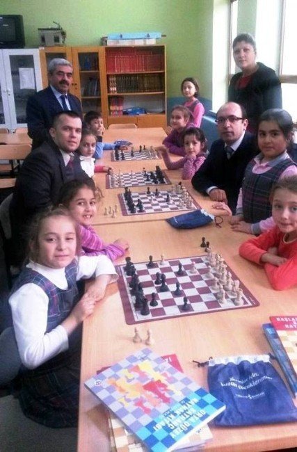 İZMİR'İN ÖDEMİŞ İLÇESİNDE, BİR BANKANIN GİRİŞİMLERİYLE BADEMLİ ŞÜKRÜ SARAÇOĞLU İLKOKULU'NDA SATRANÇ SINIFI AÇILDI.