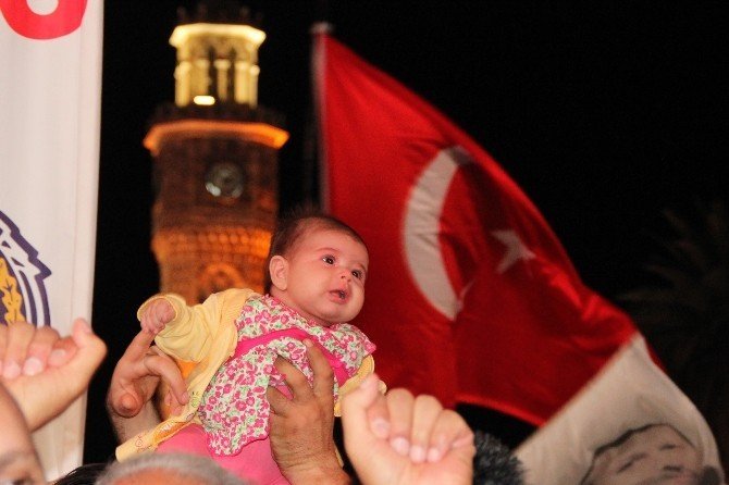 İzmirlilere Uğur Işılak Sürprizi