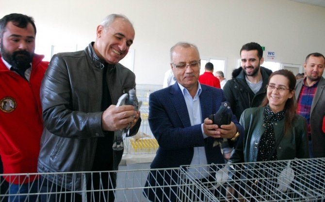 Kafes güzelleri Manisa’da podyuma çıktı
