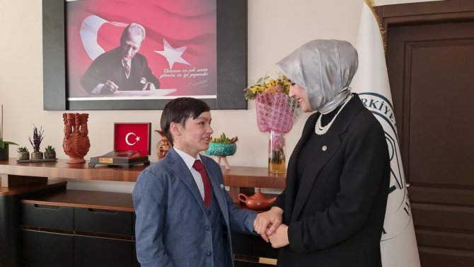 Karacasu’nun çocuk kaymakamının ilk emri, okul yolunun yapılması oldu