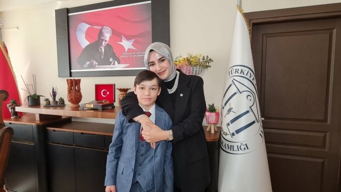 Karacasu’nun çocuk kaymakamının ilk emri, okul yolunun yapılması oldu