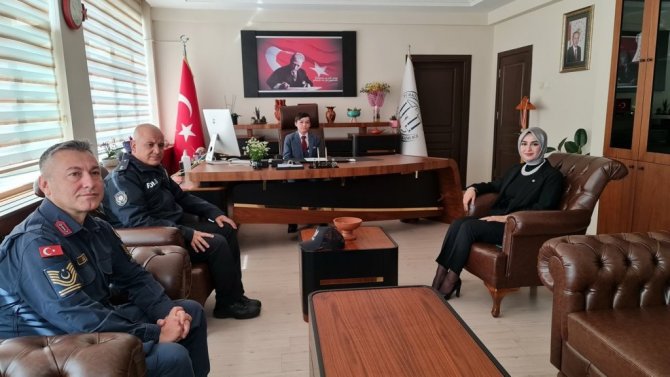 Karacasu’nun çocuk kaymakamının ilk emri, okul yolunun yapılması oldu