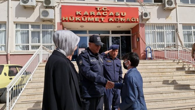 Karacasu’nun çocuk kaymakamının ilk emri, okul yolunun yapılması oldu